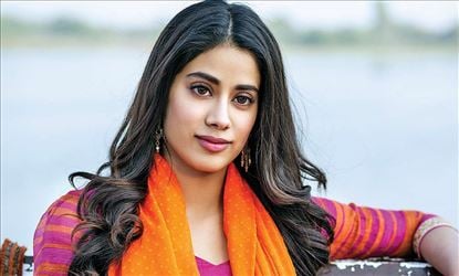 বাবা বনি কাপুরের প্রযোজনায় ‘বম্বে গার্ল’-এ জাহ্নবী কাপুর